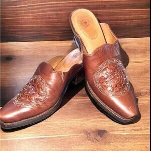 ▶️ Ariat ◀️ Ariat Women Leather
Western Studded Medallion
Slide Mules